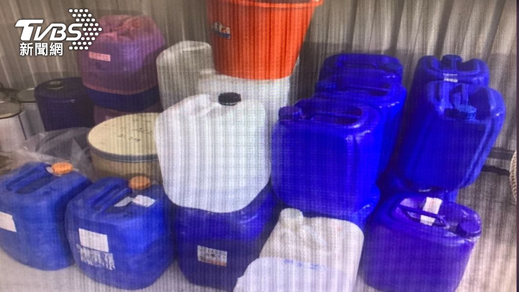 現場查獲大批毒品原料和半成品。(圖/TVBS)