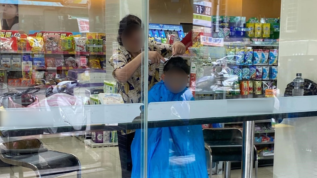 誇張!婦自備圍巾超商理髮 座位區秒變理容院