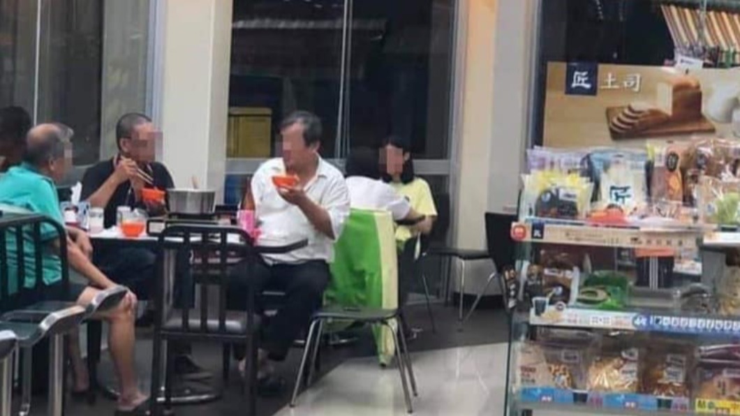 曾有長輩在超商內煮火鍋。(圖/翻攝自「路上觀察學院」)