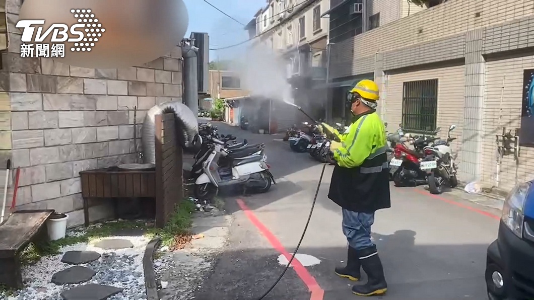 確診者足跡遍布多個縣市,相關地點皆進行消毒。(圖/TVBS)
