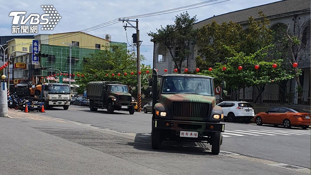 軍方車輛下午抵達高科大校區,校內全面禁止媒體進入拍攝。(圖/中央社)