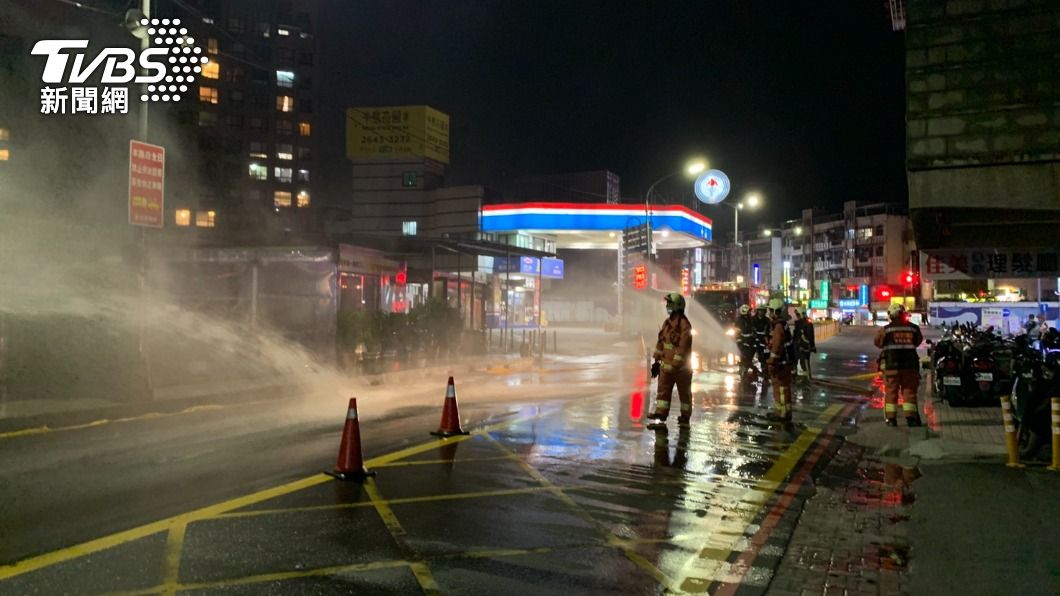 新北加油站旁瓦斯外洩！消防隊緊急灑水防護