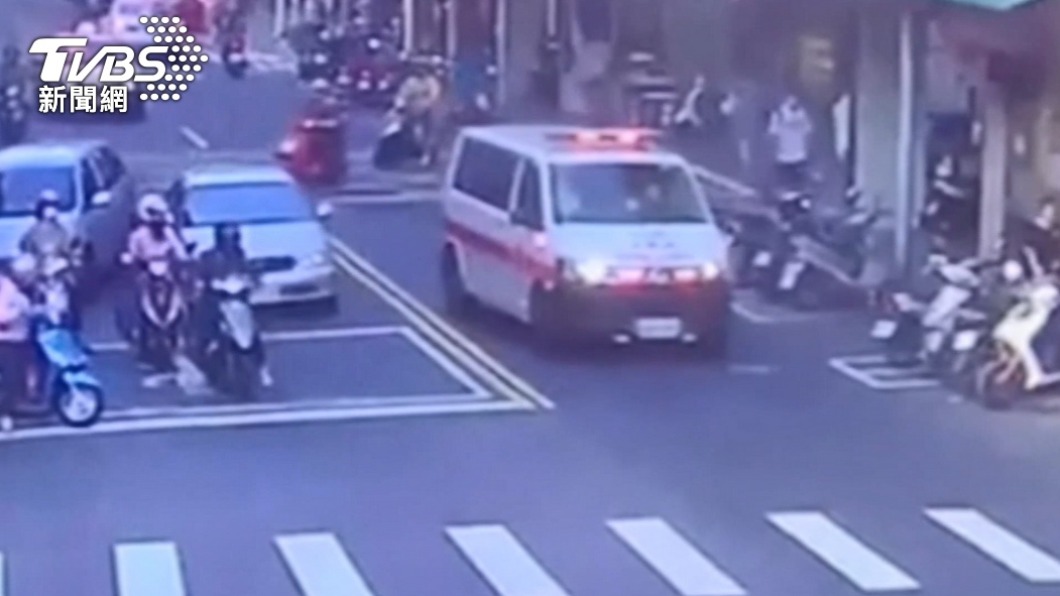 救護車趕赴事發地點。(圖/TVBS)