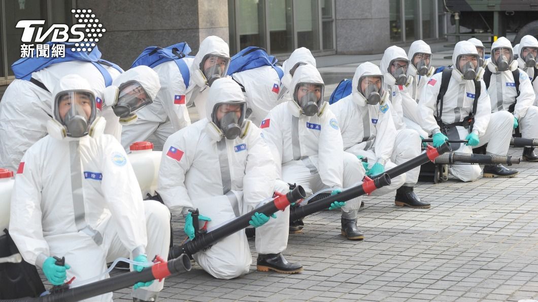 桃園市府環境清潔稽查大隊與國軍三三化學兵一同前往華航園區消毒。(圖/中央社)