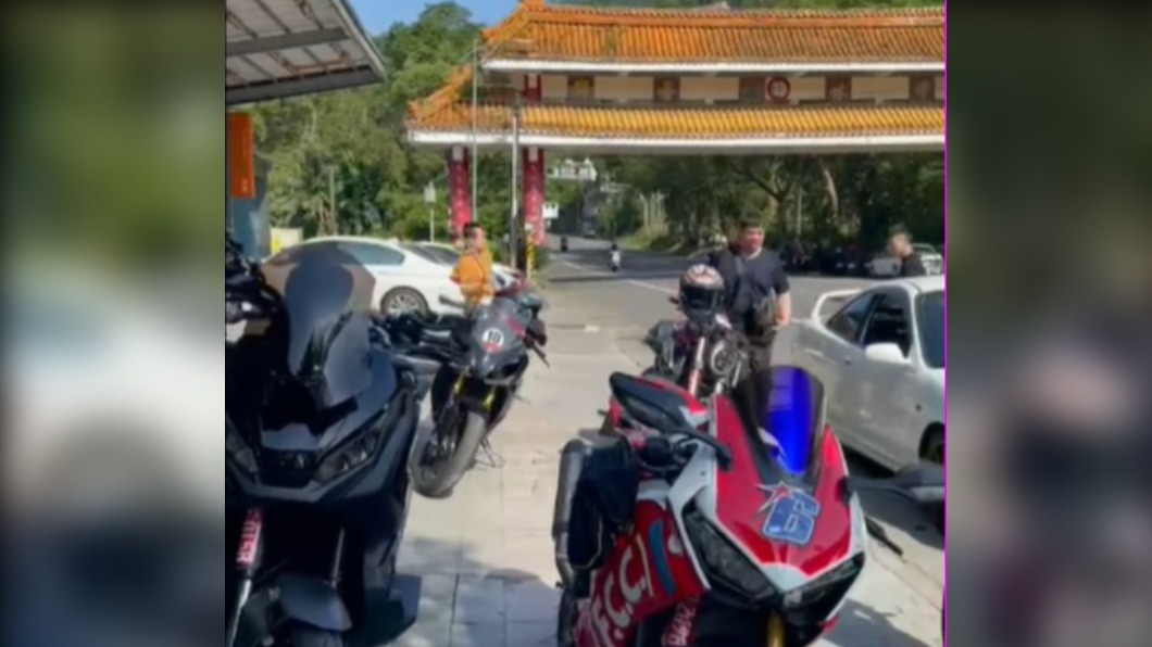 店家持長棍追出。(圖/翻攝自北宜公路幹譙版)