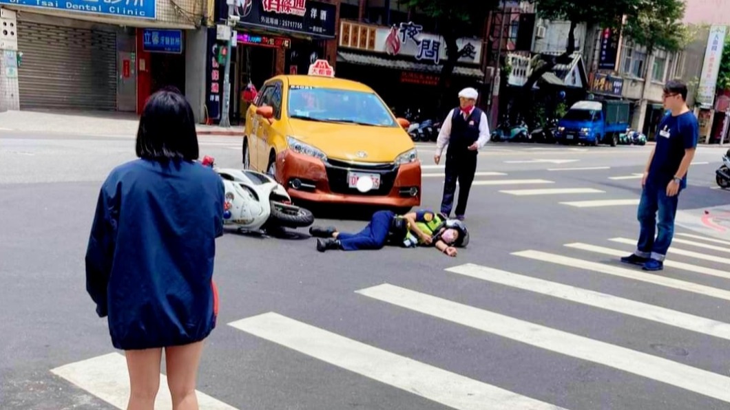 疑轉彎車未禮讓直行車! 女警騎機車遭計程車撞飛渾身傷