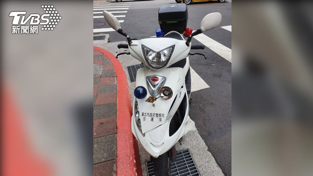 警用機車受損。(圖/TVBS)