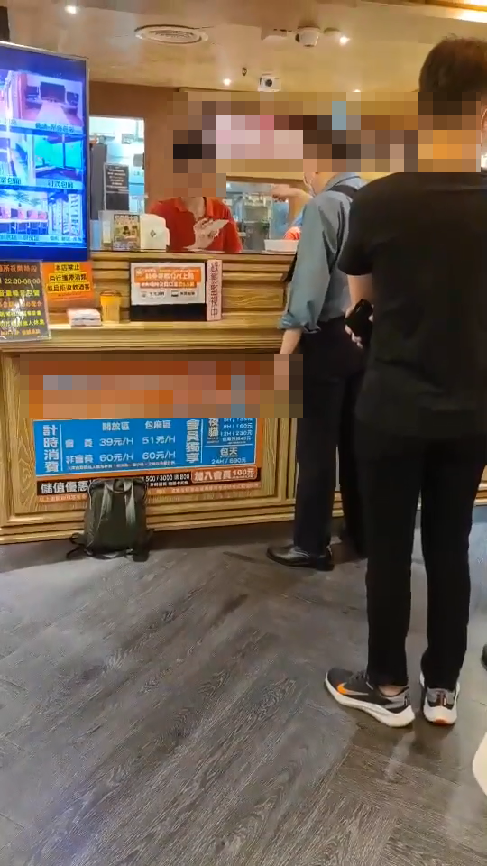 網友都聲援店員,稱讚他EQ高。(圖/翻攝臉書社團爆怨公社)