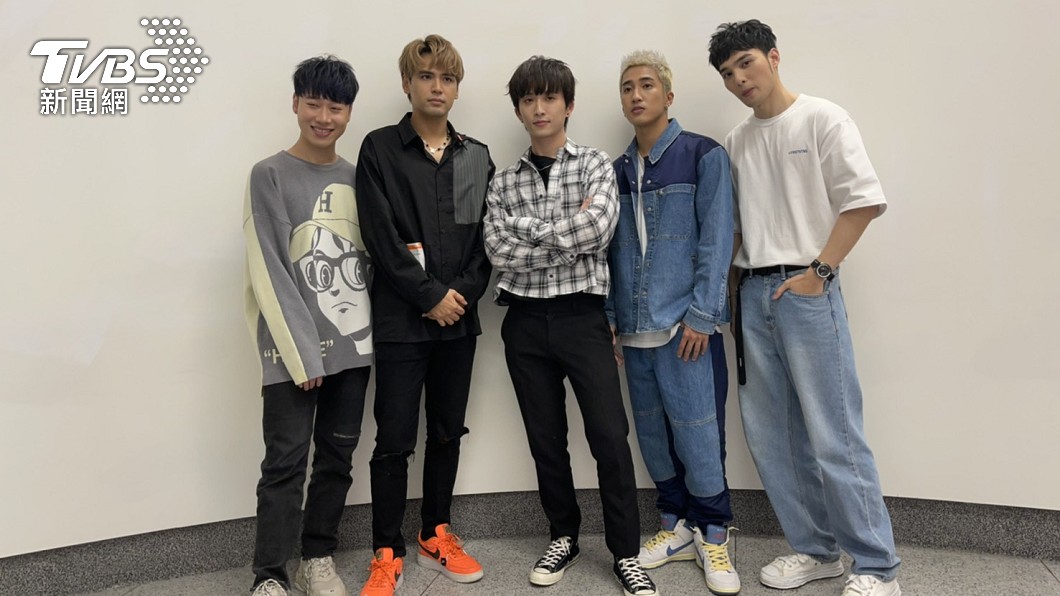 五堅情今現身TVBS錄黃子佼、趙岱新節目《#T-POP》。（圖／TVBS）