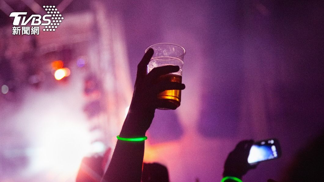 有民眾會把酒飲帶進場館,甚至喝到「ㄎㄧㄤ掉」。(示意圖/shutterstock達志影像)