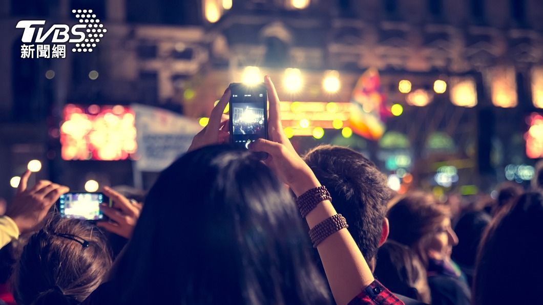 有民眾聽演唱會喜歡舉手機拍攝、錄影。(示意圖/shutterstock達志影像)