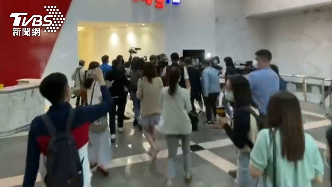 陳時中並未停下腳步,不確定是否有發現剛好與楊志良短暫同框。(圖/TVBS)