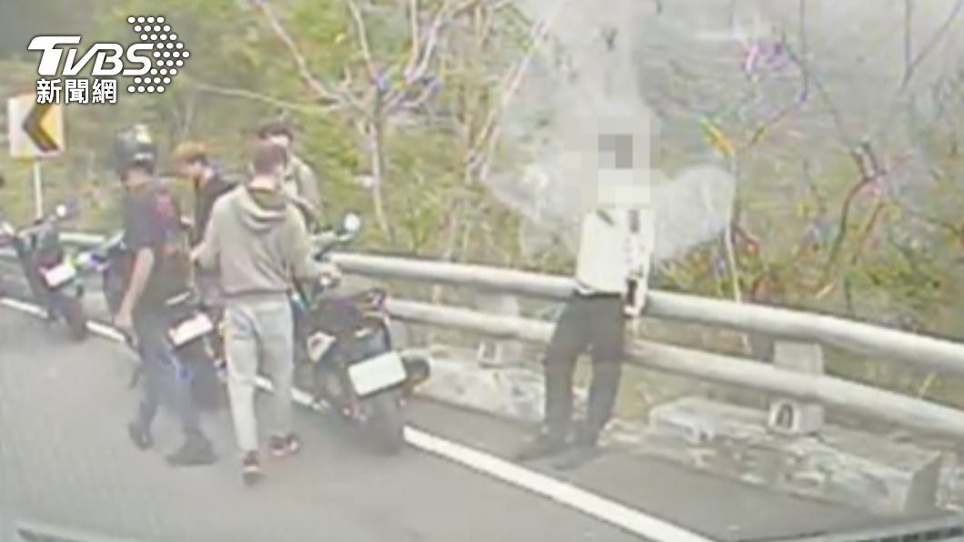 莊姓騎士不慎自撞護欄。(圖/TVBS)