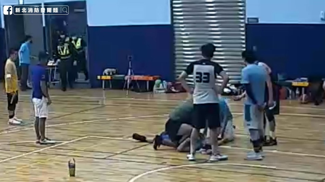 打球時失去意識。（圖／翻攝自新北消防發爾麵）