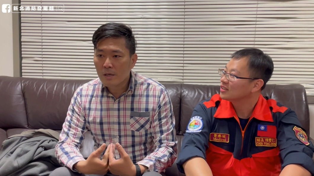 張老師康復出院到消防分隊致謝。（圖／翻攝自新北消防發爾麵）
