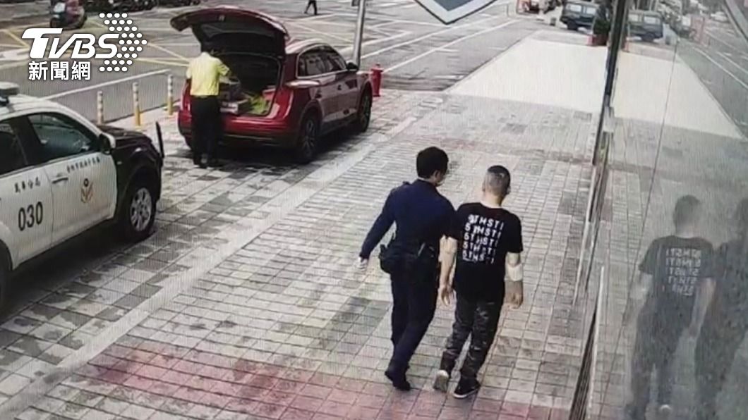 張姓友人遭帶回派出所。（圖／TVBS）