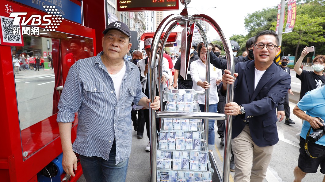 澎恰恰(圖左)透露還債照規劃在走。(圖/ecKare東森直消電商提供)