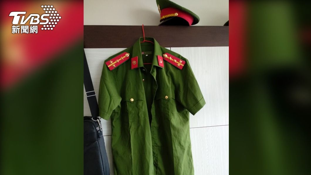 詐欺集團成員穿越南公安制服取信被害人。(圖/TVBS)