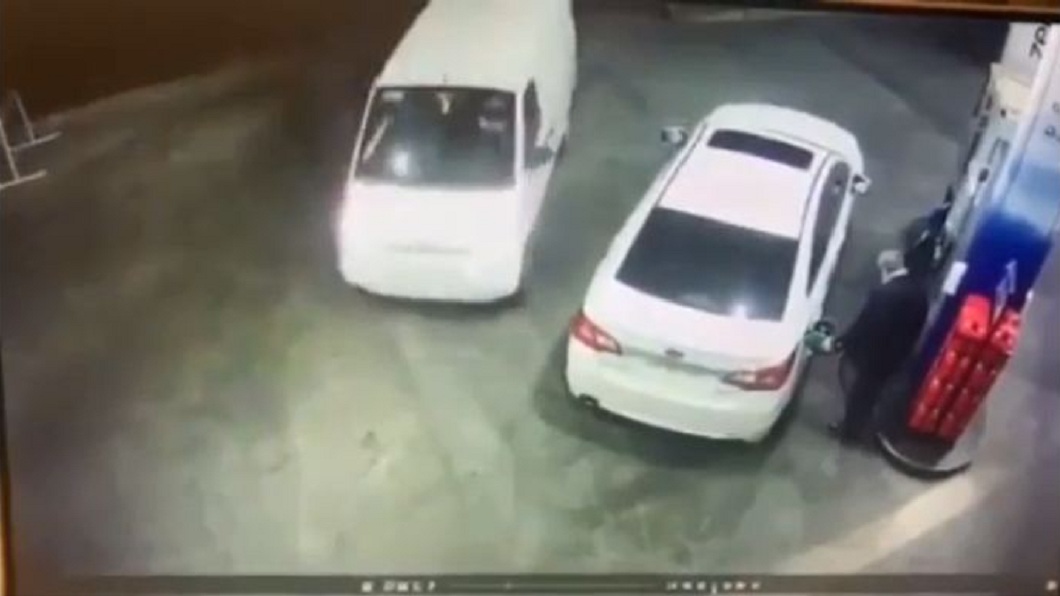 加油遇歹徒搶劫 駕駛1打3「油槍掃射」帥氣擊退