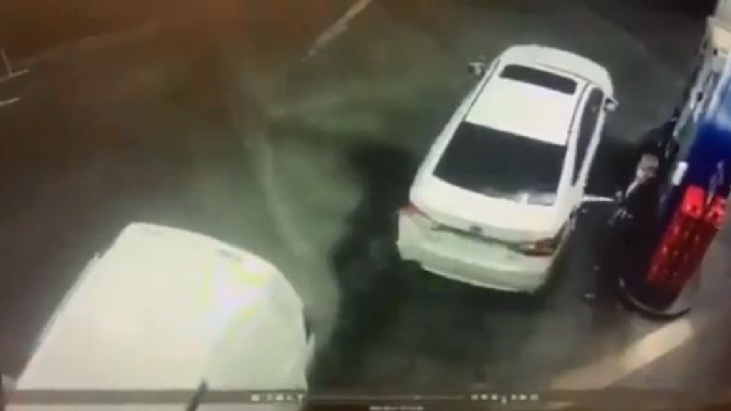 三名歹徒狼狽逃回出內離開現場。（圖／翻攝自reddit）