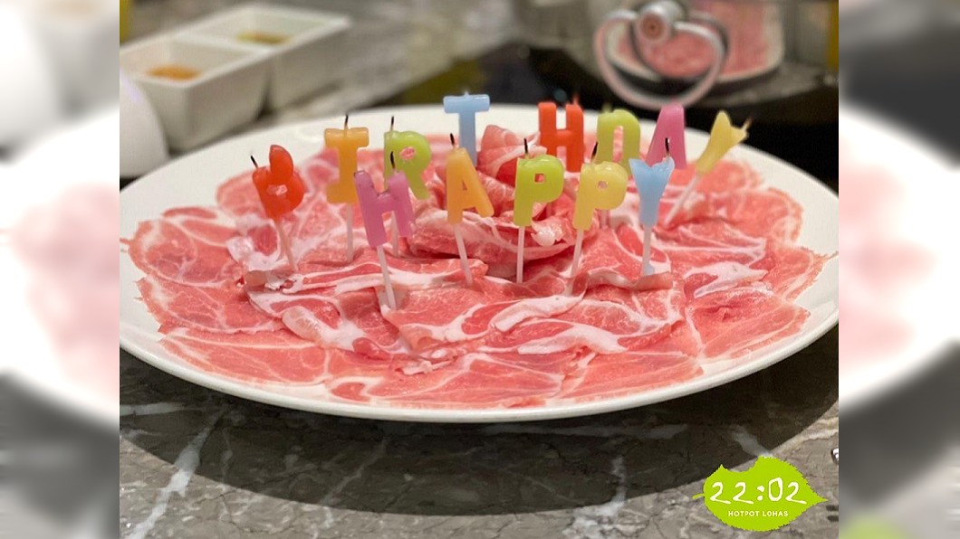 業者推出「幾歲送幾片肉」優惠。(圖/翻攝自22:02火鍋臉書)