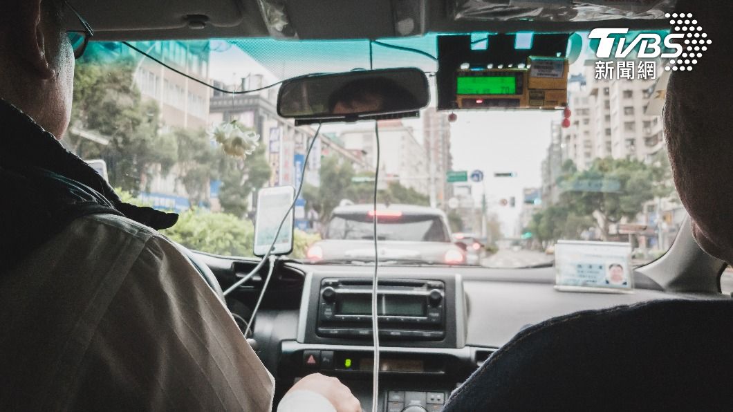 計程車司機身體不適臨停路邊。(非當事人,示意圖/shutterstock達志影像)