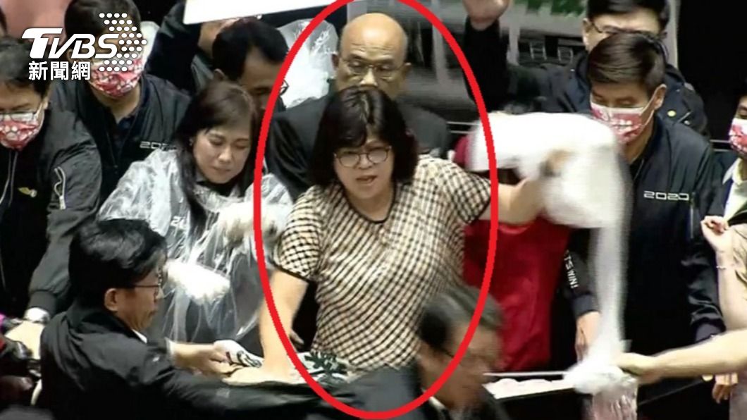 王美惠過去因「一手抓豬腸」而有民進黨女戰神之稱。（圖／TVBS）
