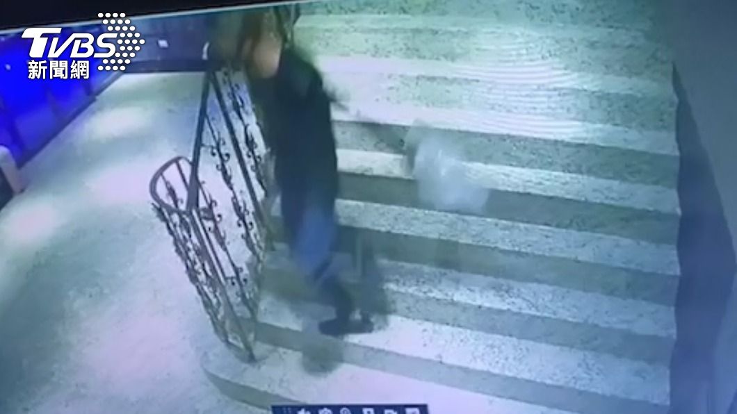 黑衣人丟蟑螂 行政院:徐國勇已指示查明滋事原因
