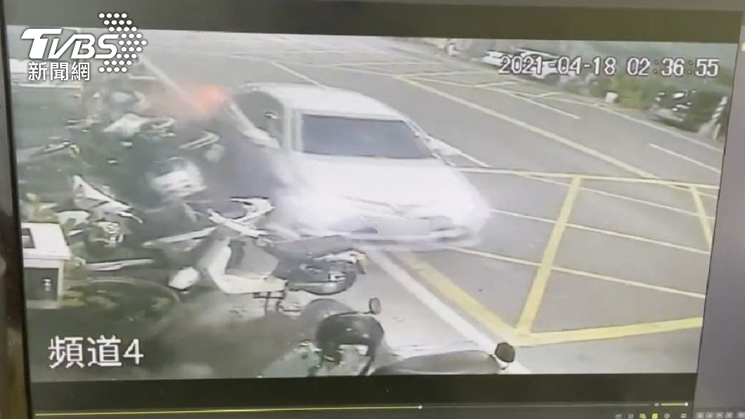 高雄男大生連撞12車 國道「棄車落跑」辯:趕探視友人