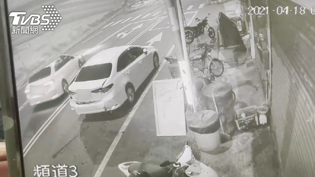 賴男撞車後肇事逃逸。(圖/TVBS)