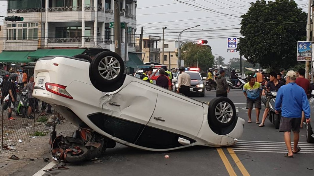 喝到爛醉還開車! 駕駛撞翻後壓住婦人機車還一度溜走