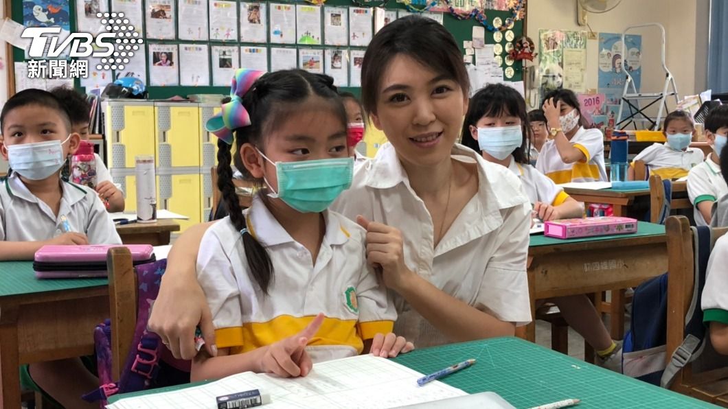 孫湘涵會不定時抽空到學校伴讀。(圖/TVBS)