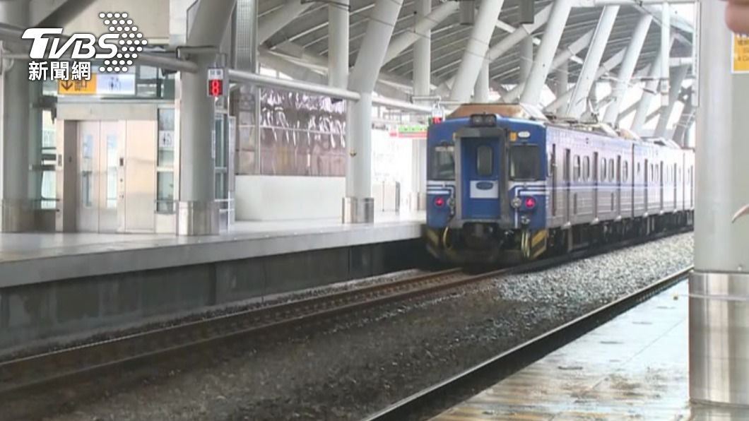 台鐵又出包!松山車站火車底部冒白煙 乘客驚逃下車