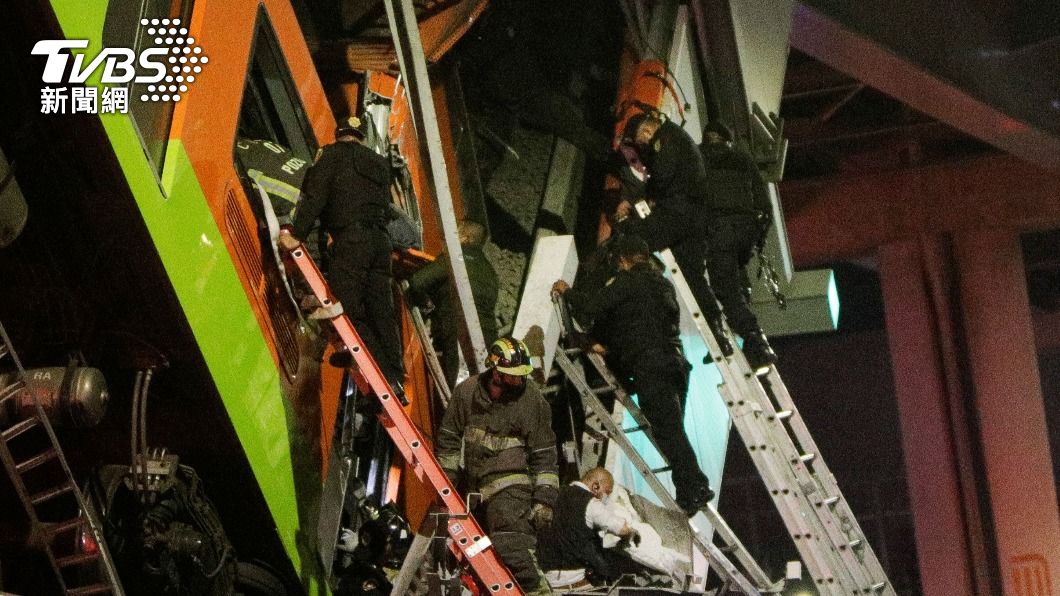 警方及消防員在現場搶救受困乘客。(圖/達志影像路透社)
