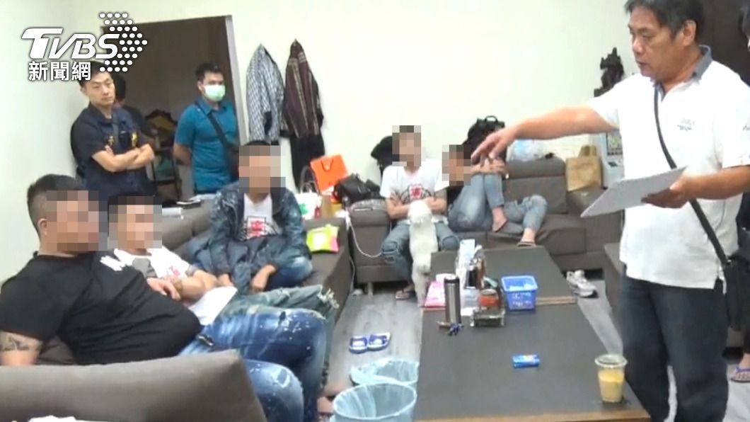 警方執行現場。(圖/TVBS)