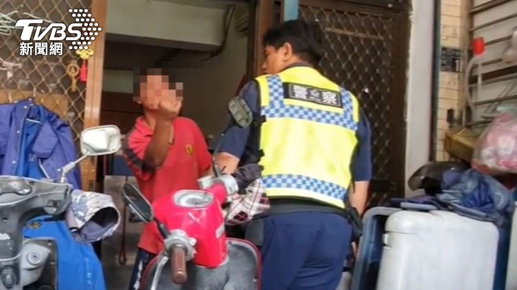 醉男對警比中指遭噴辣椒水上銬　家屬竟說：欠管教
