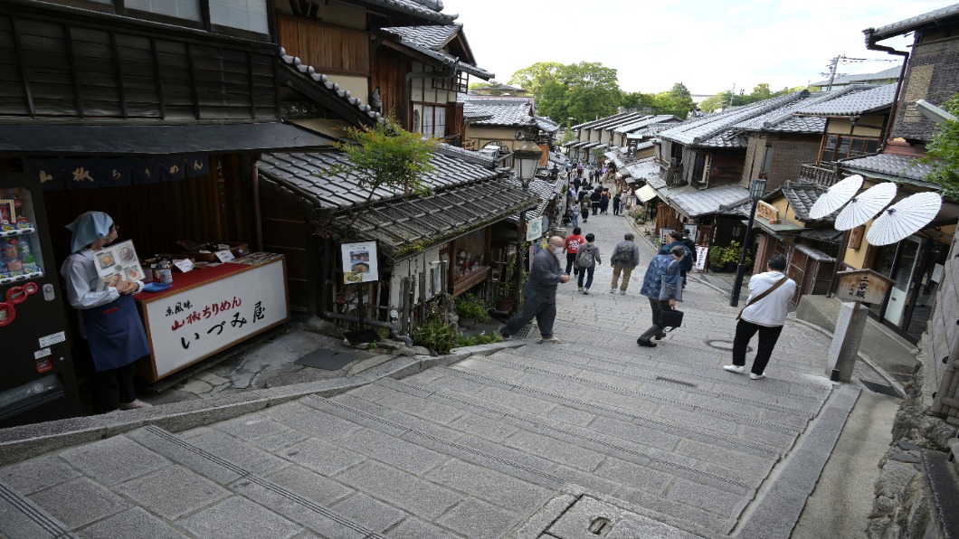 日本確診破60萬 黃金周無視禁令 景點遊客爆滿