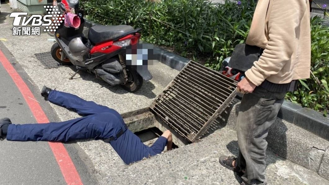 祖傳戒指掉水溝 派出所長高溫趴地持通槍條助取回