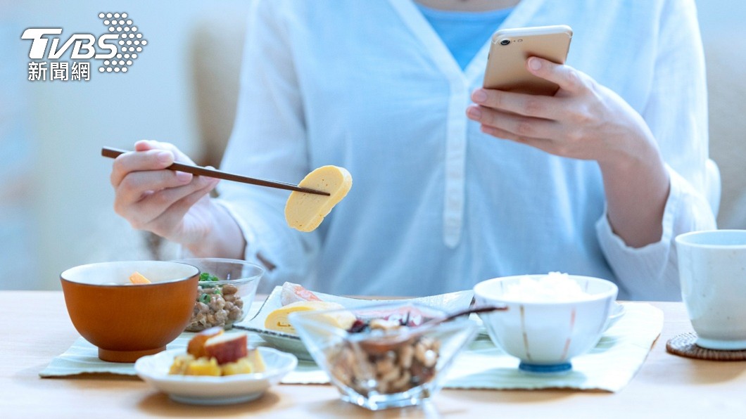 許多女性都有獨自一人去用餐的經驗。（示意圖／shutterstock 達志影像）