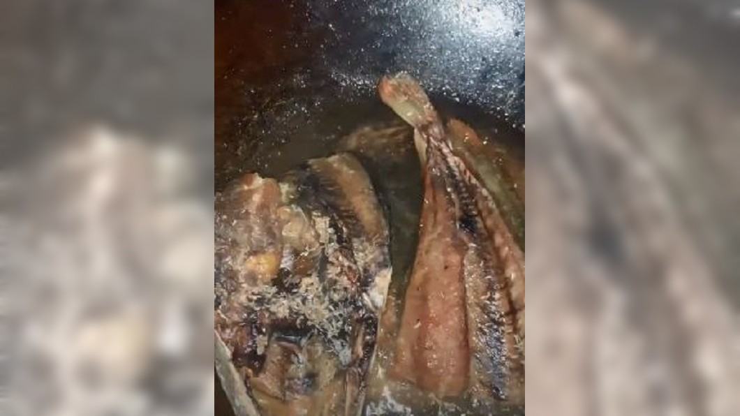 泰國一名女網友日前買魚回家準備做炸魚料理，眼前一幕讓她驚呆了。（圖／翻攝自TikTok）