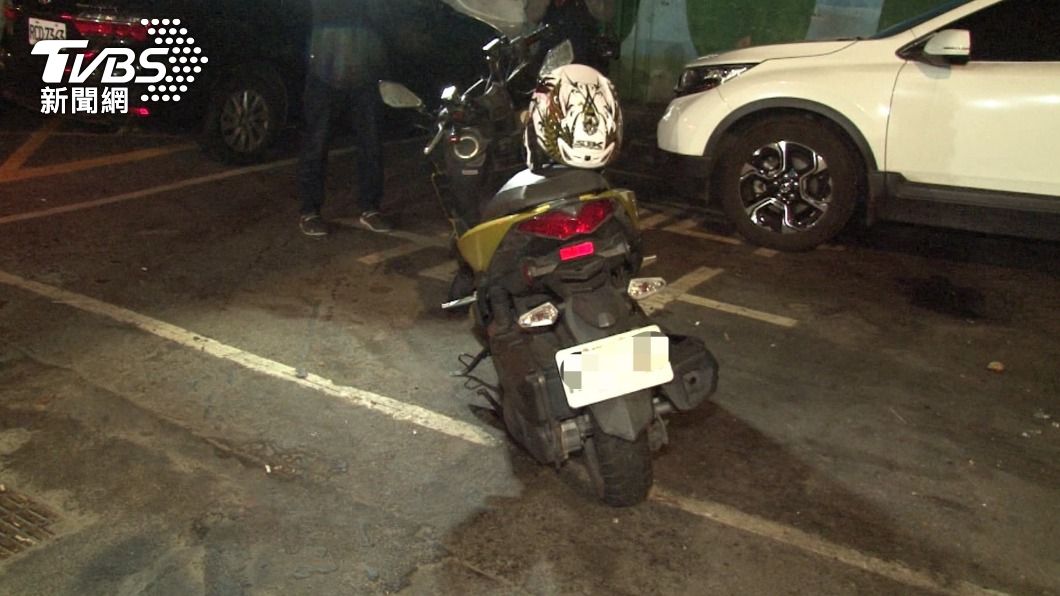 機車座墊也被劃破。(圖/TVBS)