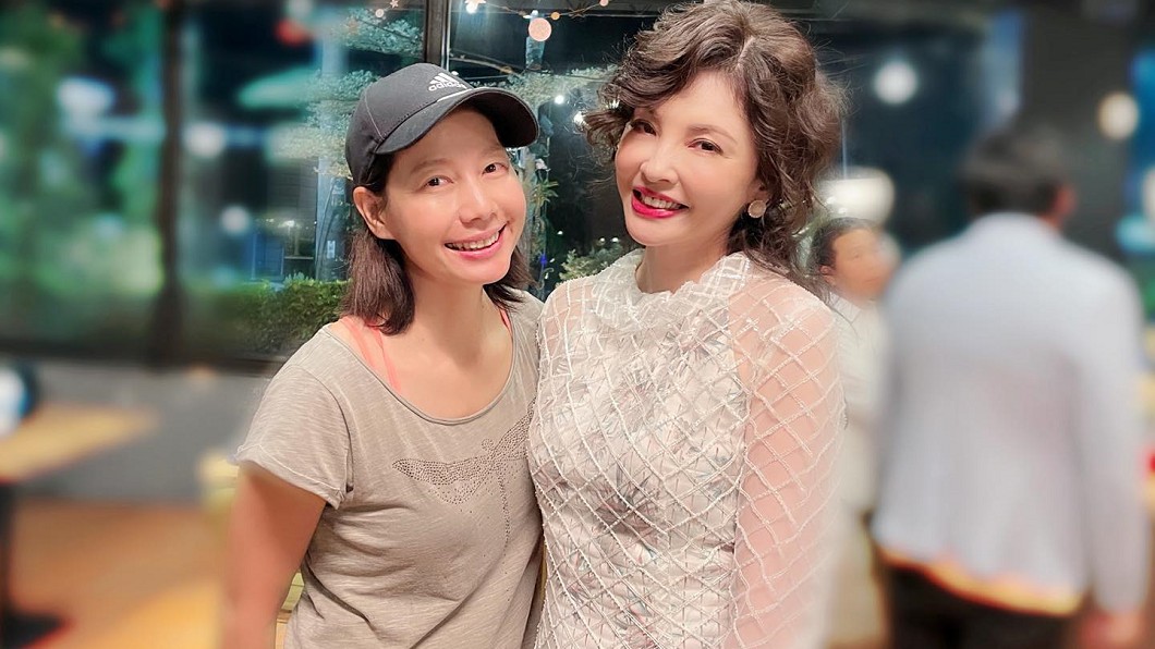 好友丁寧前來探班,讓何如芸非常感動。(圖/翻攝自何如芸臉書)