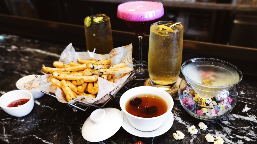 台北六福萬怡則是走「茶酒」優雅路線,每位699元即可在90分鐘內暢飲13款酒類。(圖/台北六福萬怡提供)