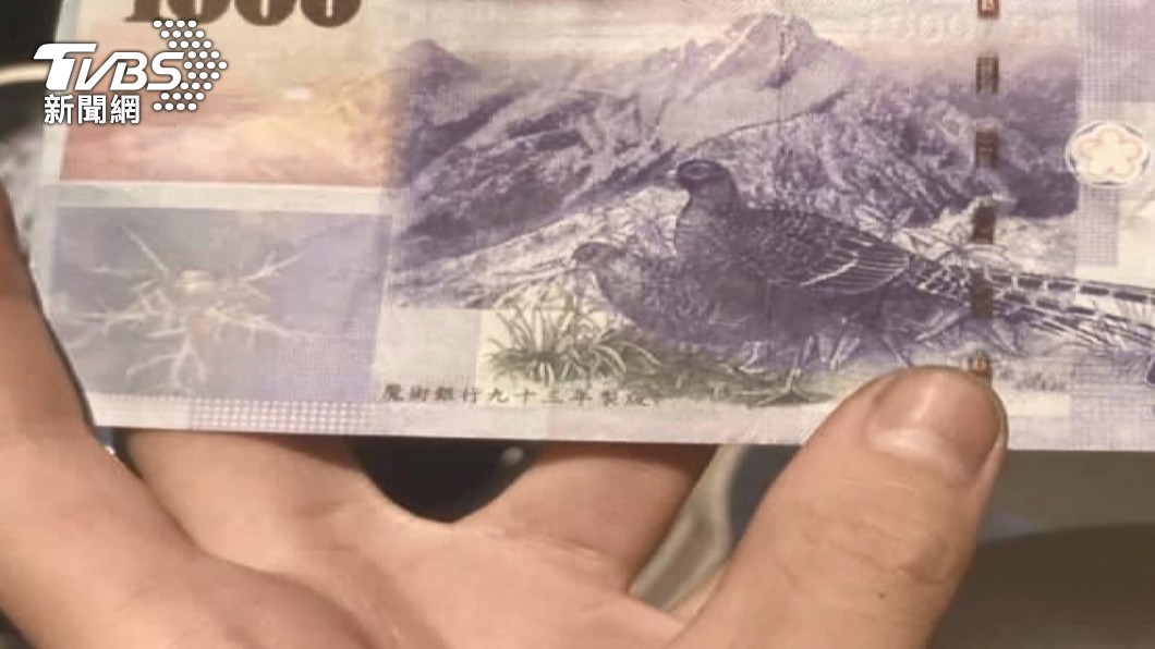 拿千元假鈔叫外送!背面印小小4個字「魔術銀行」