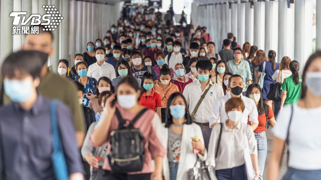 疫情在世界各地延燒,每個人都得戴口罩、勤洗手。(示意圖/shutterstock達志影像)