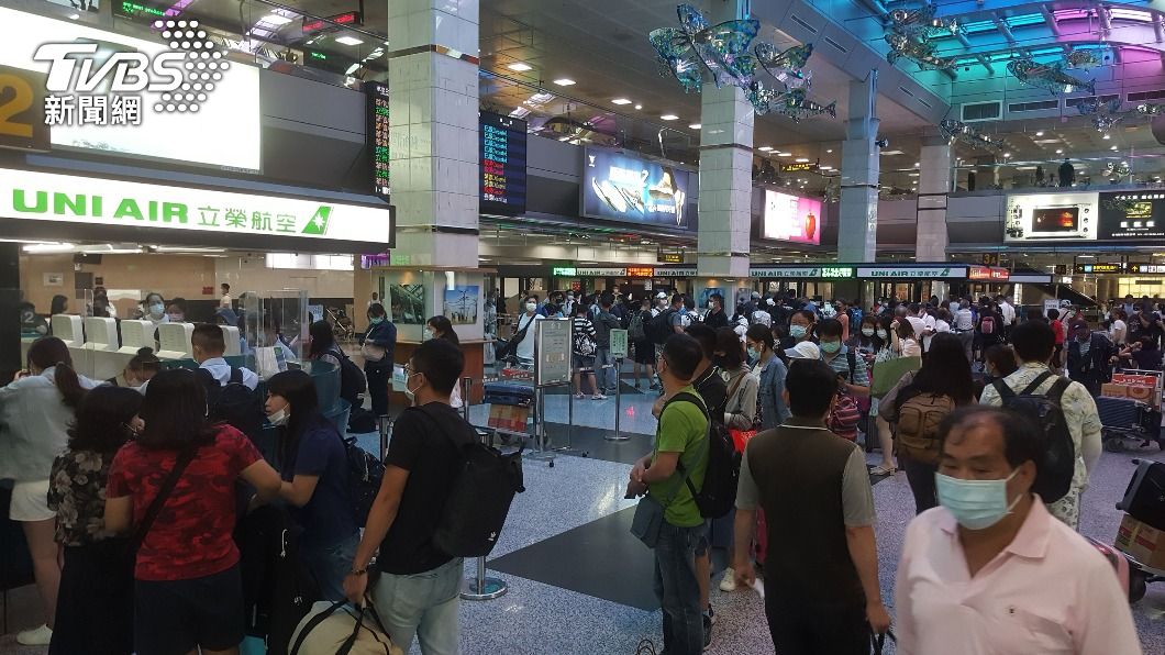機場大廳擠滿人潮。（圖／中央社）