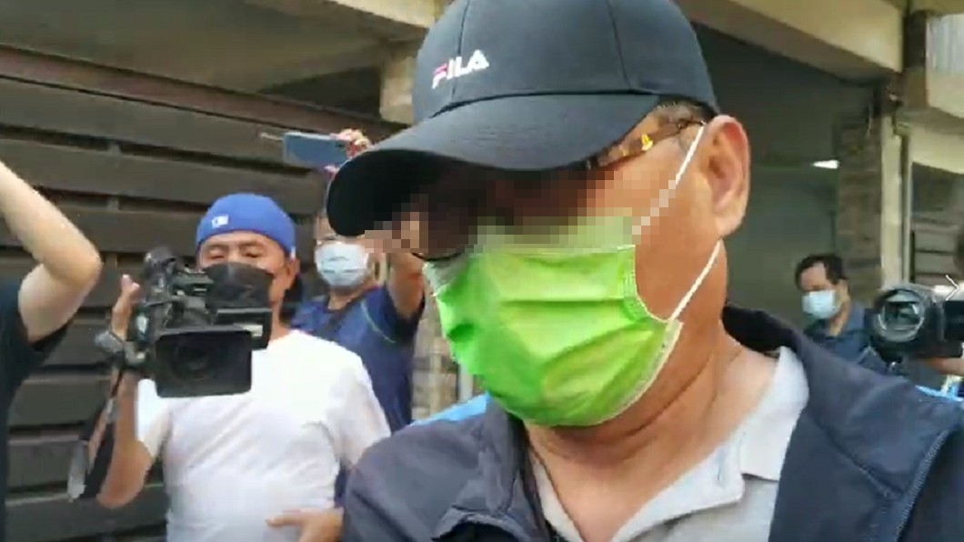 方父沉默2分多鐘,躲避媒體回答。(圖/TVBS)