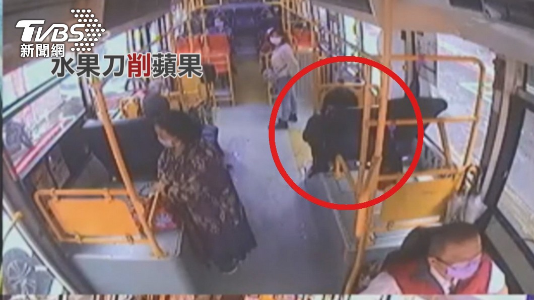 把公車當廚房!婦亮水果刀「削」蘋果吃 乘客嚇壞求救