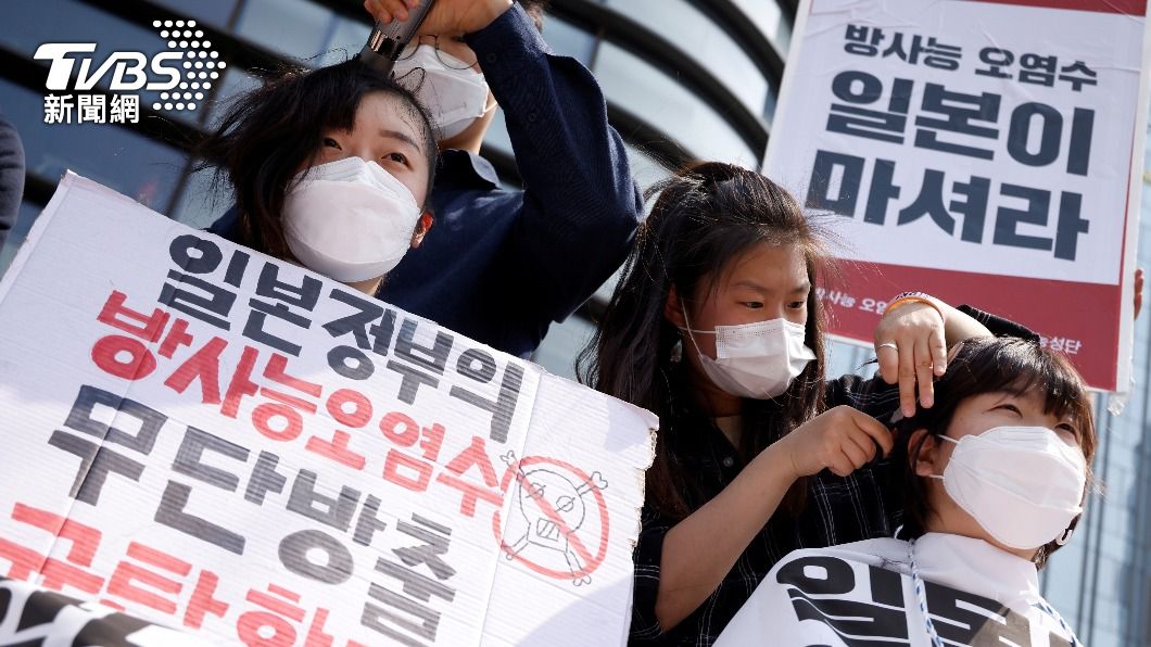 韓國女大學生「削髮」抗議日本排放核廢水。(圖/達志影像路透社)