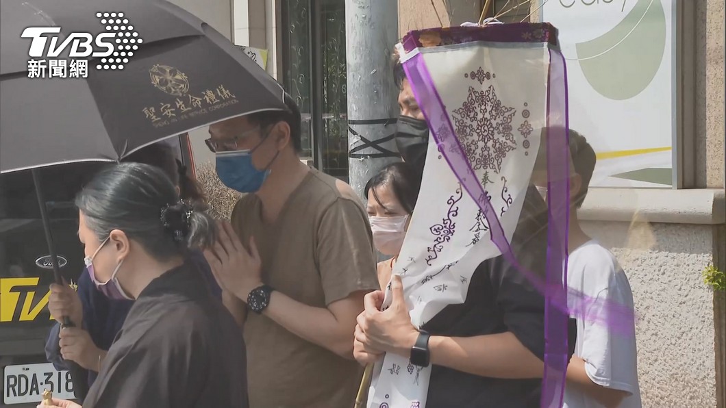 黃暐瀚趕往台中奔喪。(圖/TVBS)